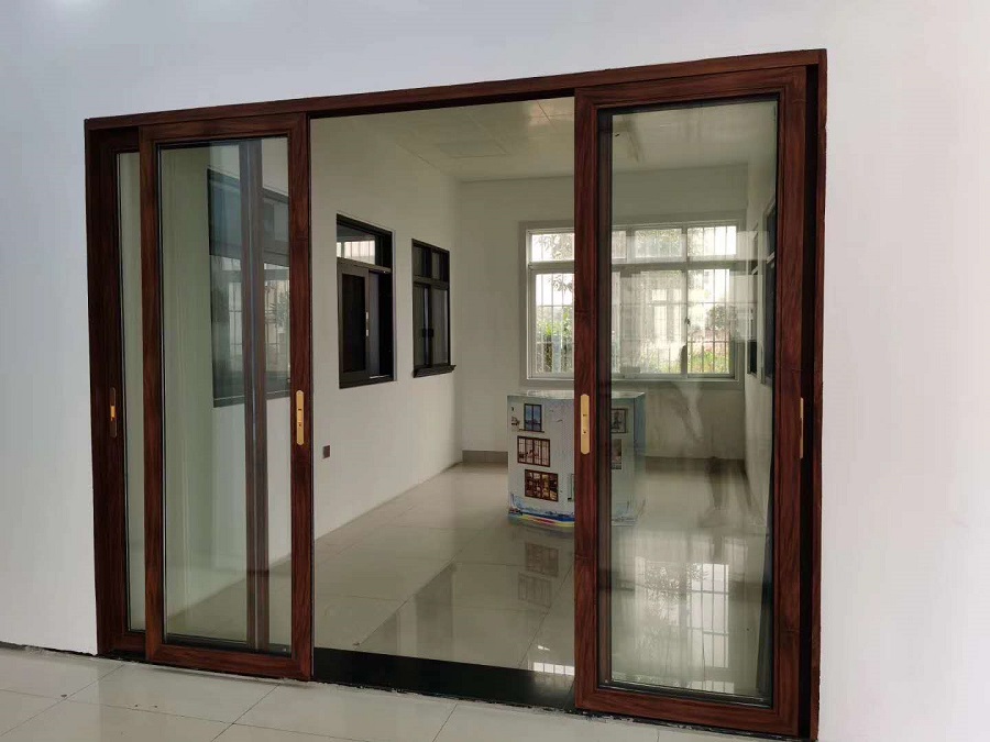 cửa nhôm vân gỗ cao cấp 
