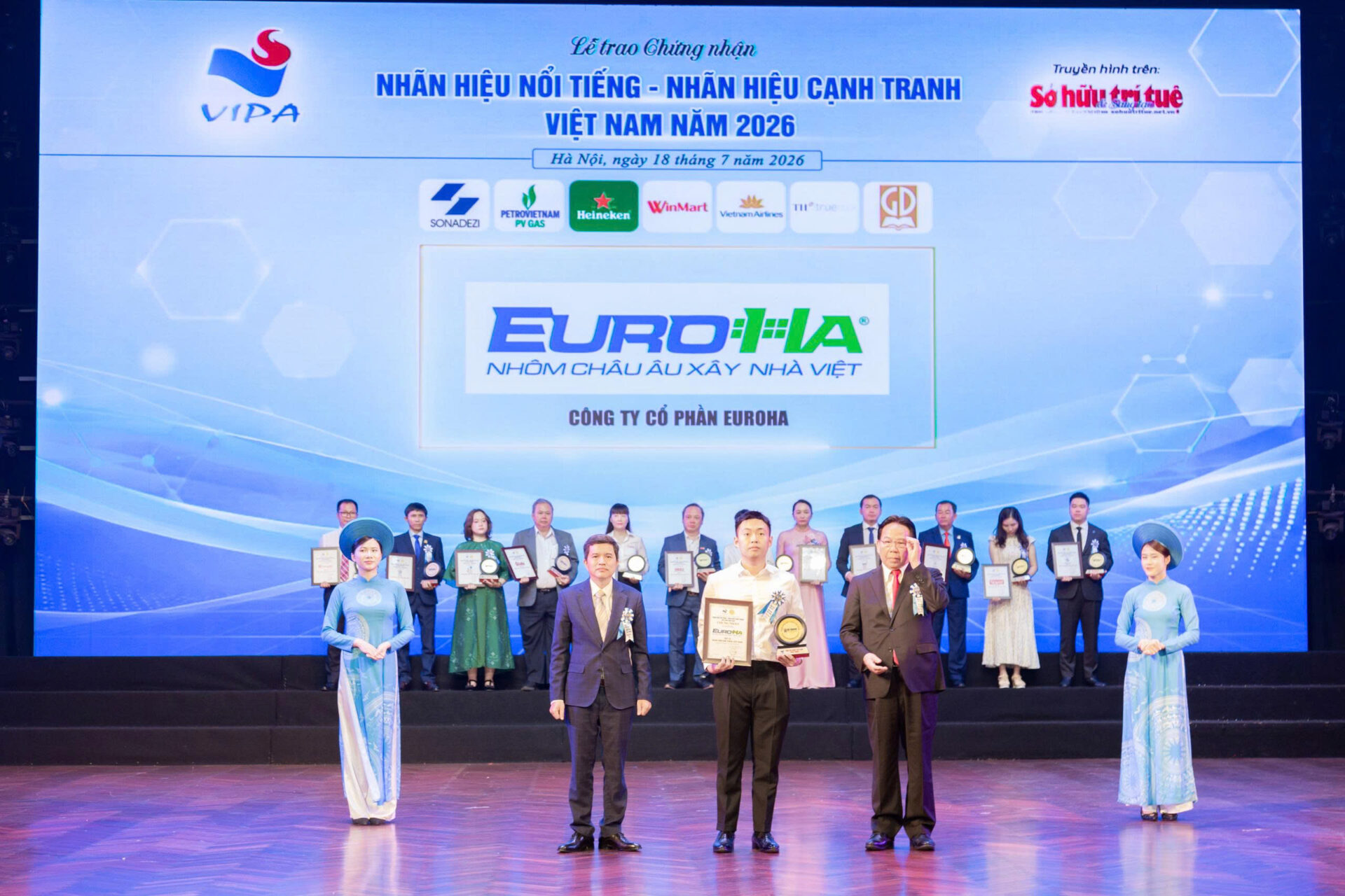 Đại diện Công ty Cổ phần EuroHa nhận chứng nhận Top 10 “Nhãn hiệu nổi tiếng Việt Nam" năm 2026.