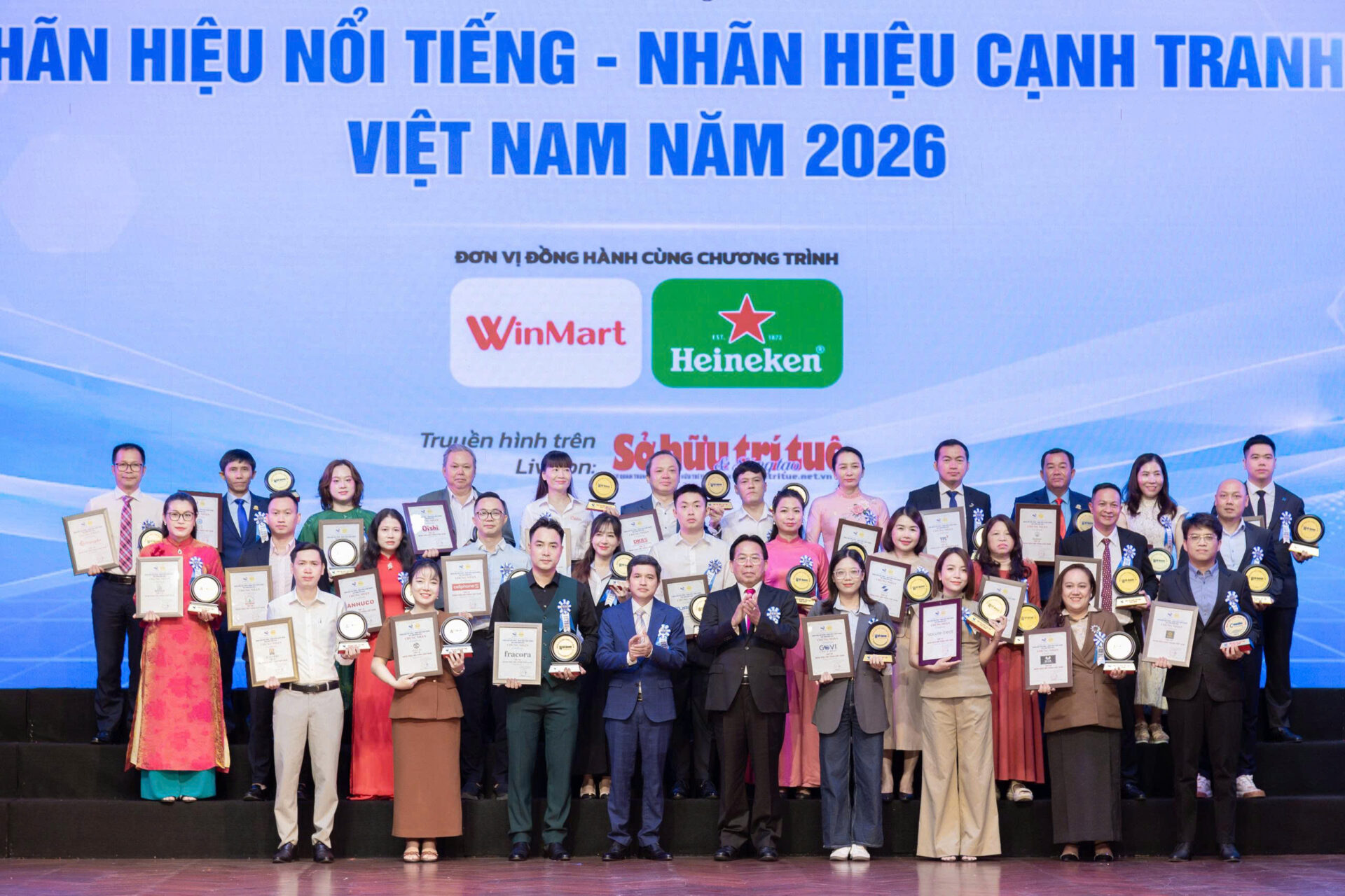 Đại diện Công ty Cổ phần EuroHa nhận chứng nhận Top 10 “Nhãn hiệu nổi tiếng Việt Nam" năm 2026. Đại diện Công ty Cổ phần EuroHa nhận chứng nhận Top 10 “Nhãn hiệu nổi tiếng Việt Nam" năm 2026.